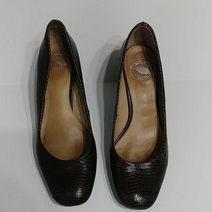 Nurture Brown leather pump heels Sz 6M